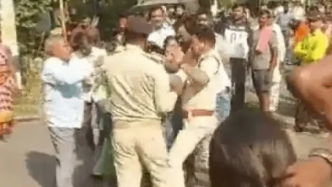 बिहार: पटना में युवती को रोड पर पीटता रहा SI, तमाशा देखती रही महिला पुलिस स्टेशन की पुलिस