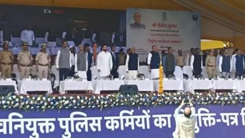 बिहार में कानून का राज: नीतीश कुमार, CM व डिप्टी सीएम ने 10,459 नवनियुक्त पुलिसकर्मियों को दिया नियुक्ति पत्र 