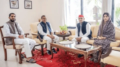 उत्तर प्रदेश: नाराज चाचा शिवपाल को मनाने में कामयाब हुए अखिलेश, मैनपुरी उपचुनाव में दिखेगा असर