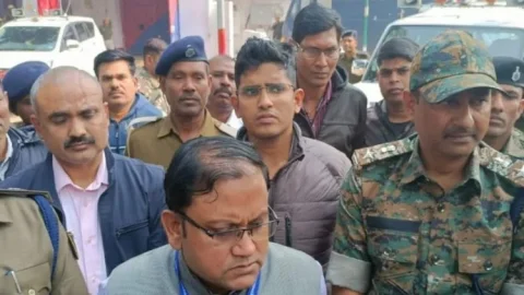 बिहार: आरा जेल में DM-SP ने किया रेड, कई मोबाइल, चार्जर समेत आपत्तिजनक सामान बरामद