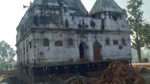 बिहार: पश्चिम चंपारण में 300 वर्ष पुराने शिव मंदिर को जैक लिफ्टिंग से चार फीट उपर उठाया