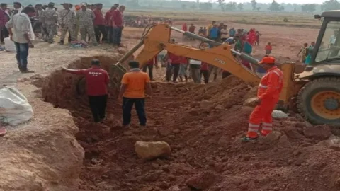 छत्तीसगढ़:जगदलपुर में  माइंस धंसने से सात की मौत, कई ग्रामीण फंसे, रेस्क्यू आपरेशन जारी