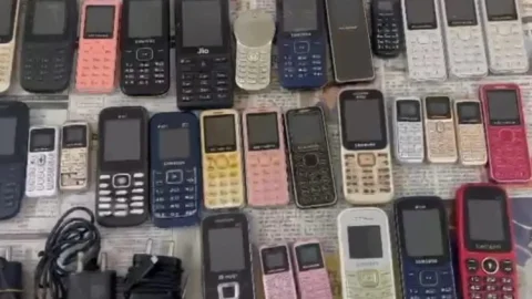बिहार: आरा जेल में रेड, आपरेशन क्लीन में जमीन के अंदर से मिले 35 मोबाइल, उपाधीक्षक समेत तीन सस्पेंड