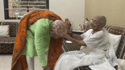 Gujarat Assembly 2022 : गांधीनगर में मां से मिले PM नरेंद्र मोदी, पैर छूकर लिया आशीर्वाद
