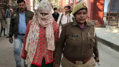 उत्तर प्रदेश: जिस लड़की के मर्डर के आरोप में जेल काट रहा युवक, वह निकली जिंदा, बन चुकी है दो बच्चों मां