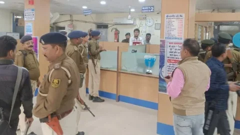 बिहार: बेतिया में SBI से दिनदहाड़े 12 लाख की लूट, हवाई फायरिंग करते भागे क्रिमिनल