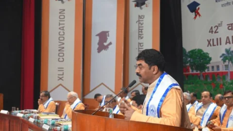 42nd Convocation IIT ISM Dhanbad : स्टूडेंट भविष्य में इनोवेशन पर ध्यान दें: जी सतीश रेड्डी