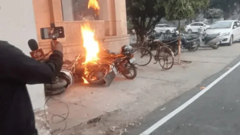 इलाहाबाद यूनिवर्सिटी में स्टूडेंट्स ने किया हंगामा, बाइकें जलाई, कारों के शीशे तोड़े, पत्थरबाजी, फायरिंग