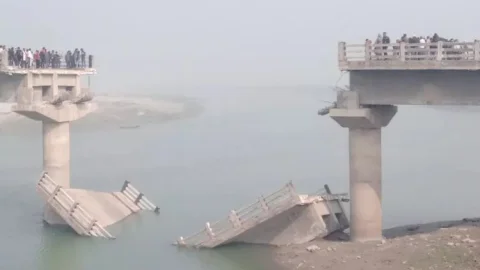 Begusarai Bridge Collapse: 13 करोड़ का पुल उद्घाटन से पहले ही धराशायी