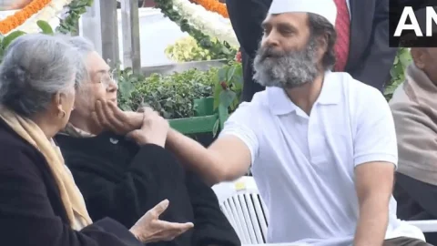 राहुल गांधी व सोनिया गांधी का प्यारा से वीडियो वायरल, मां के गालों को पकड़ बेटे ने यूं किया प्यार