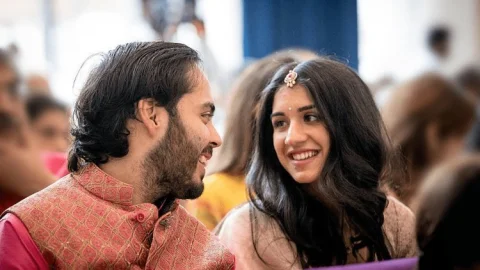 मुकेश अंबानी के छोटे बेटे अनंत अंबानी और राधिका मर्चेंट की हुई सगाई, दोनों बचपन के दोस्त  