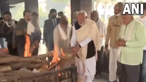 पंचतत्व में विलीन हुईं हीराबा, PM नरेंद्र मोदी ने किया अंतिम प्रणाम, मां के पार्थिव शरीर को दिया कंधा