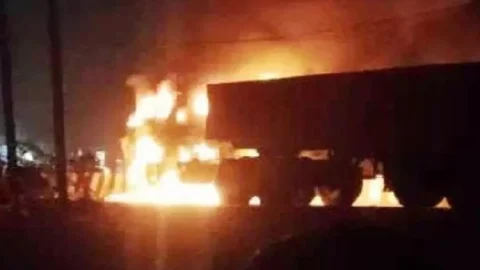 उत्तर प्रदेश: बांदा में स्कूटी सवार महिला को तीन किमी तक घसीट ले गया ट्राला, आग लगने से जिंदा जली