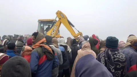 Bihar: पश्चिम चंपारण में घना कोहरा से बड़ा हादसा, बारात से लौट रही कार नहर में गिरने से दो की मौत, दो घायल