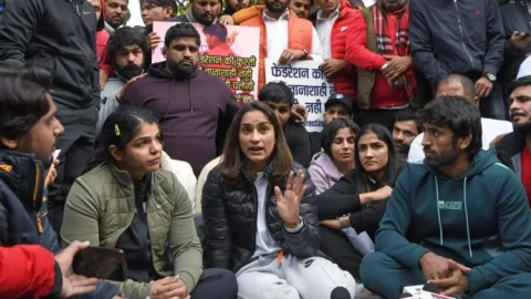 नई दिल्ली:  पहलवानों ने खेल मंत्री से की मुलाकात, WFI को भंग करने की मांग