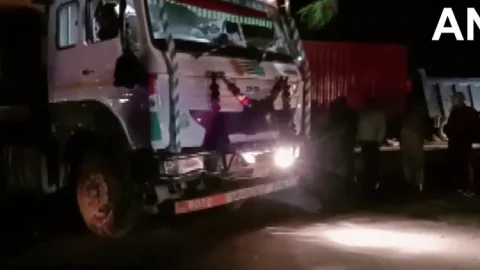 Uttar Pradesh Road Accident : दो महिलाओं को रौंदते हुए कार पर पलटा डंपर,  पिता-पुत्र और दामाद की मौत