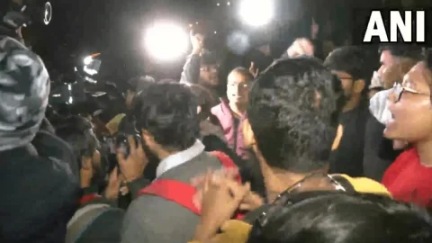 PM नरेंद्र मोदी पर बनी BBC की विवादित डॉक्युमेंट्री की स्क्रीनिंग को ले JNU में बवाल, स्टूडेंट्स पर पथराव