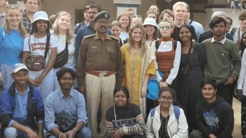 दुमका: नॉर्वे से आये 30 विदेशी सैलानियों का स्वागत, टाउन पुलिस स्टेशन में मिठाई खिलाया गया