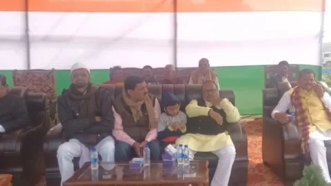 Repuplic Day 2023 : बिहार में गणतंत्र दिवस पर मंच पर ही भिड़े MLA और एक्स MP, गाली-गलौज और हाथापाई