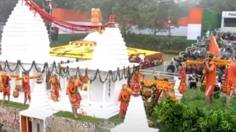 Repuplic Day 2023 : कर्तव्य पथ पर झारखंड ने निकाली बैद्यनाथ मंदिर व बिरसा मुंडा सुंदर झांकी