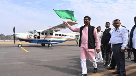 जमशेदपुर-कोलकाता के बीच विमान सेवा की हुई शुरुआत, CM हेमंत सोरेन ने हरी झंडी दिखाया