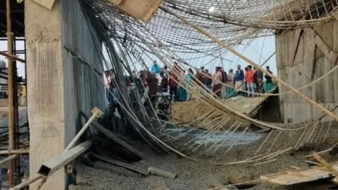 Bridge Collapse : पूर्णिया में ढ़लाई होते ही भरभराकर गिरा पुल, दो घायल