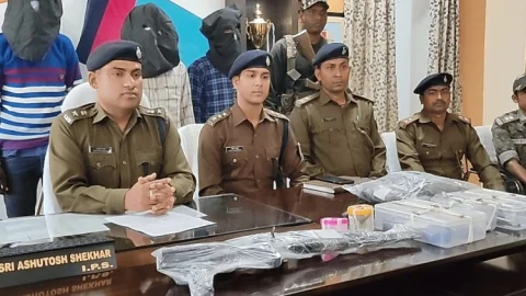 Jharkhand: चाईबासा पुलिस ने PLFI के तीन सक्रिय मेंबर्स को दबोचा, एके-47 समेत कई आर्म्स बरामद