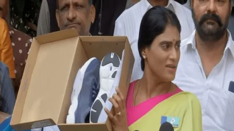 Telangana: YSRTP प्रसिडेंट वाईएस शर्मिला ने CM केसीआर के खरीदे जूते, पदयात्रा में चलने की दी चुनौती 