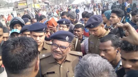 Bihar: बेगूसराय में दिनदहाड़े गोली मारकर मुखिया का मर्डर, आक्रोशित ग्रामीणों ने किया रोड जाम