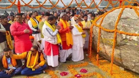 Uttar Pradesh: शालिग्राम शिलाओं का आचार्यों ने किया पूजन, रामलला की मूर्ति के लिए राम मंदिर को समर्पित