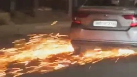 Gurugram Accident: कार के नीचे फंसी बाइक को चार किलोमीटर तक घसीटता रहा ड्राइवर