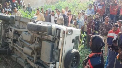 Uttar Pradesh: बहनों के साथ घर आ रही युवती को किडनैप करने का प्रयास, हाइ स्पीड बोलेरो अनकंट्रोल होकर पलटी