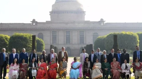 New Delhi : प्रसिडेंट द्रौपदी मुर्मु के निमंत्रण पर अमृत उद्यान घूमने पहुंचे CJI डीवाई चंद्रचूड़