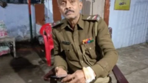 Bihar : समस्तीपुर में भीड़ ने पुलिस सब इंस्पेक्टर को दौड़ा-दौड़ा कर पीटा, ई-रिक्शा ड्राइवर को पीटने का आरोप
