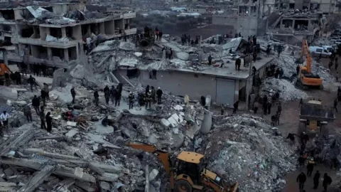 Turkey Earthquake: तुर्किये और सीरिया भूकंप से मरने वालों की संख्या हुई 12 हजार, मलबे में फंसे हैं हजारों लोग