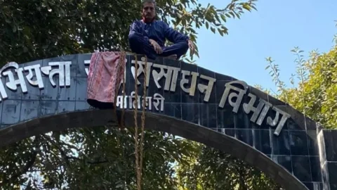 Bihar: मोतिहारी में जल संसाधन विभाग के गेट के ऊपर चढ़ा शख्स, हाई वोल्टेज ड्रामा 