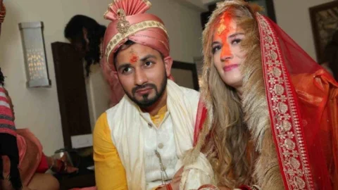 US की कलोडिया ने झारखंड के तुषार से रचायी शादी, सात समंदर पार रांची में लिये“सात फेरे”