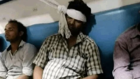 ट्रेन में सोने को सीट नहीं मिली तो सख्स ने अपनाया गजब का देसी जुगाड़, फोटो वायरल