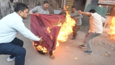 Patna: अतिक्रमण हटाने के दौरान बवाल, टीम के सामने दुकानदार ने खुद को आग लगाई