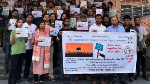 Dhanbad: तीन सूत्री मांगों को लेकर IIT ISM के researchers का प्रदर्शन,सुपरवाइजर पर घरेलू कार्य कराने का आरोप