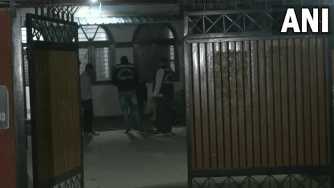 New Delhi:  Asaduddin Owaisi के घर पर पत्थरबाजी, कंपलेन के बाद पहुंचे पुलिस अफसर ने की छानबीन