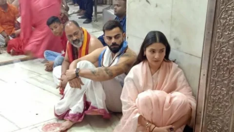 विराटऔर अनुष्का पहुंचे उज्जैन, महाकाल मंदिर में भस्म आरती में लिया भाग