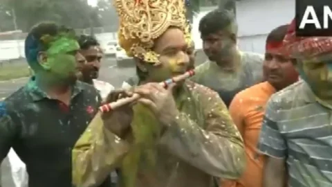 Bihar: पटना में तेज प्रताप यादव की लट्ठमार होली, सबको रंगों से भींगा डाला