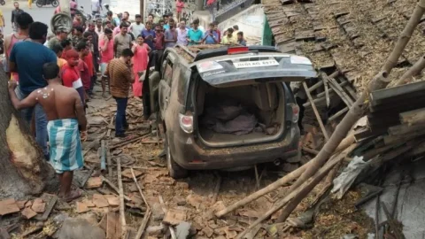 Dhanbad: अनकंट्रोल फार्च्युनर दुकान में घुसी, बीसीसीएल कर्मी की मौत, आक्रोशित लोगों ने ड्राइवर की जमकर की धुनाई
