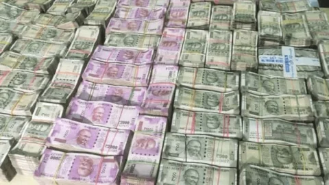 West Bengal: कोलकाता में अवैध कॉल सेंटरों पर रेड, चार करोड़ रुपये कैश, महंगी कारें और 400 कंप्यूटर जब्त