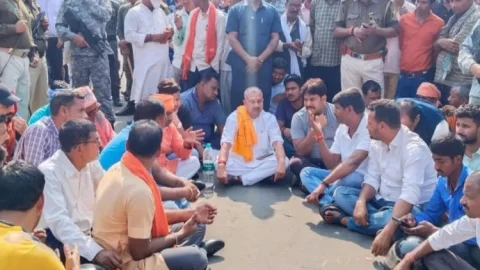 Bihar: औरंगाबाद में युवक की मर्डर पर बवाल, लोगों के साथ रोड पर बैठे एमपी