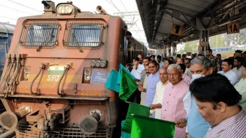 अब हर दिन चलेगी धनबाद-पटना इंटरसिटी, MP ने ट्रेन को हरी झंडी दिखा किया रवाना