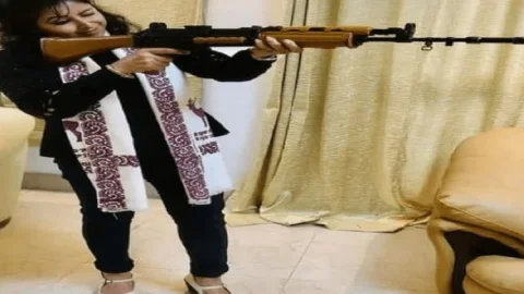 Patna : ब्यूटी क्वीन श्वेता झा खुद पहुंची पुलिस स्टेशन,  AK-47 के साथ वायरल पोस्टर मामले में पुलिस ने की पूछताछ, कहा-हसबैंड चंदन ने दिये थे आर्म्स जानें