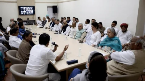Rahul Gandhi Defamation Case : राहुल की सदस्यता खत्म करने के खिलाफ कांग्रेस ने सड़क पर उतरेगी, सोमवार से देशव्यापी आंदोलन