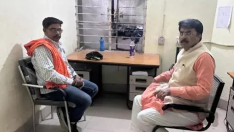 Bihar : दरभंगा में VHP लीडर की गिरफ्तारी पर बवाल, देर रात तक पुलिस स्टेशन में बैठे रहे MLA, आधी रात में हुई रिहाई
